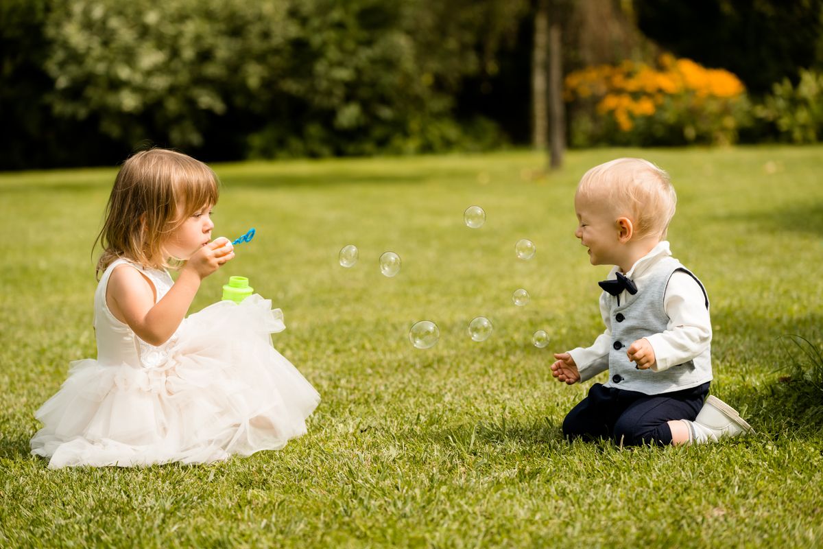 bambini piccoli bolle vestiti eleganti