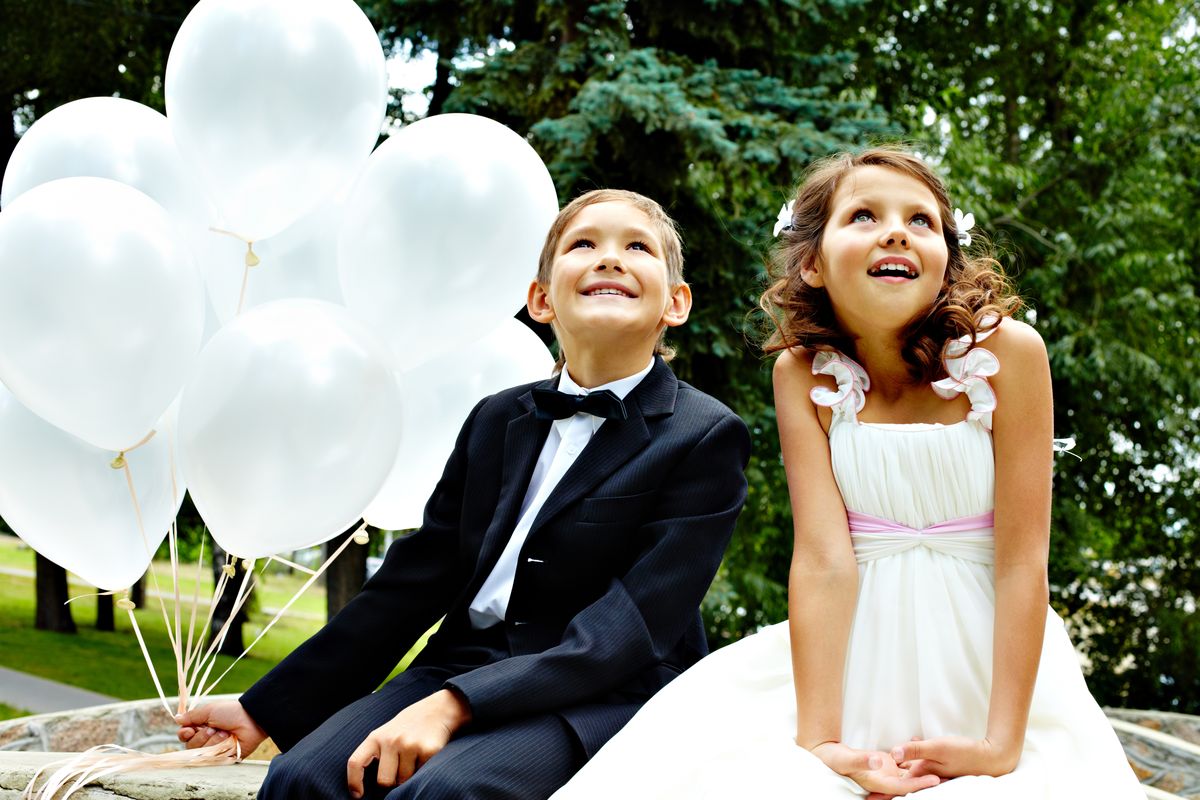 bambini vestiti eleganti sposo sposa