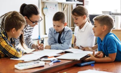 maestra studenti classe compito correzione