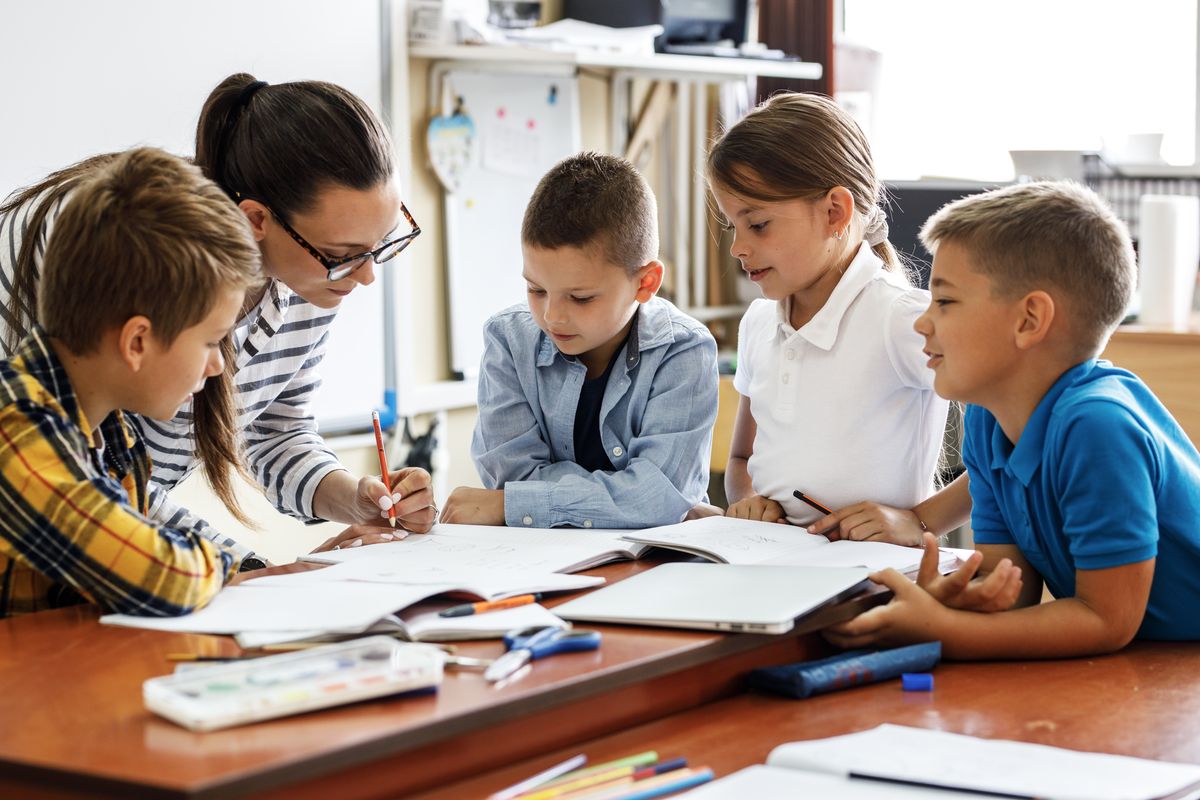 maestra studenti classe compito correzione