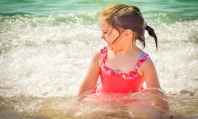 Bambina al mare che ride