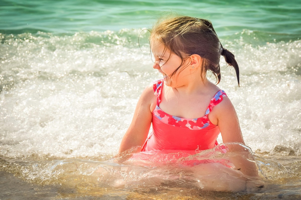 Bambina al mare che ride