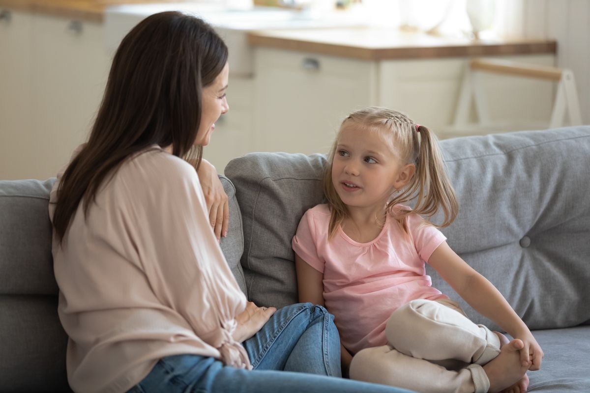 bambina mamma figlia casa