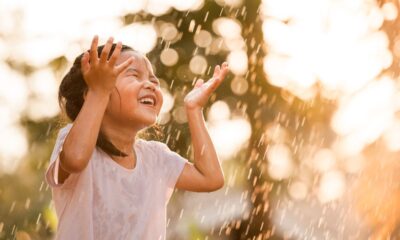 bambina sorriso acqua sole estate