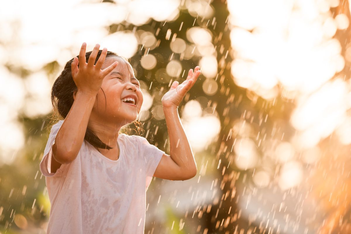 bambina sorriso acqua sole estate