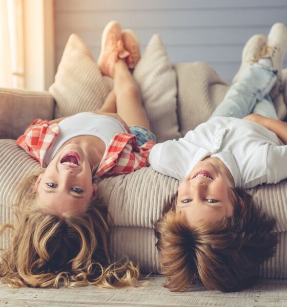 bambini gioco divano sorrisi