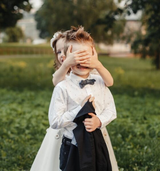 bambini nascondino eleganti vestiti