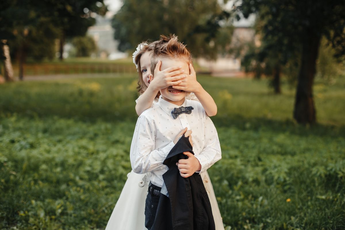 bambini nascondino eleganti vestiti