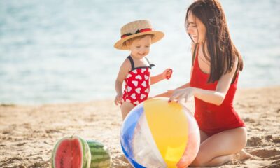 mamma figlia mare spiaggia giochi