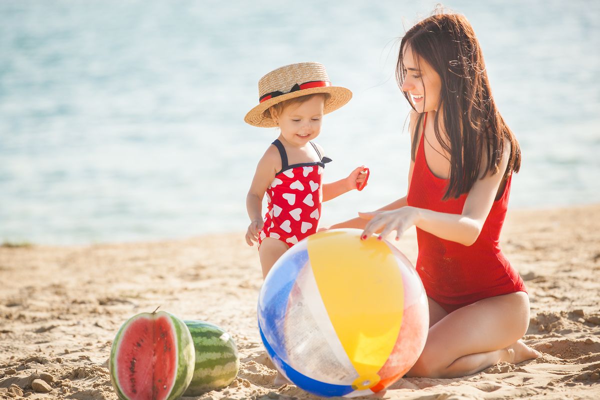 mamma figlia mare spiaggia giochi