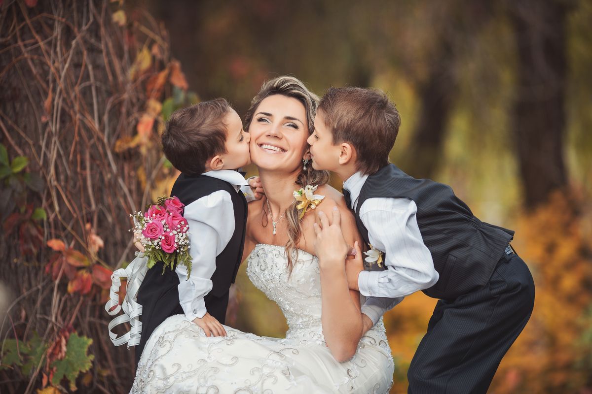 sposa matrimonio bambini bacio paggi