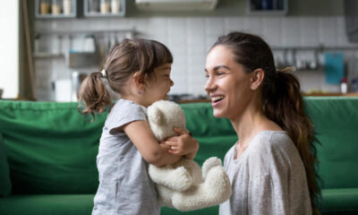 Donna con bambina che ride