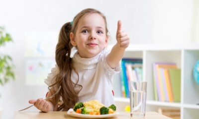 bambina approva piatto di cibo