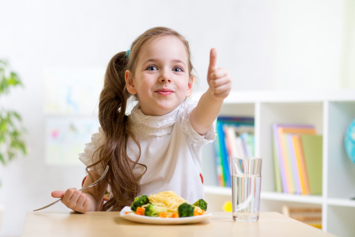 bambina approva piatto di cibo