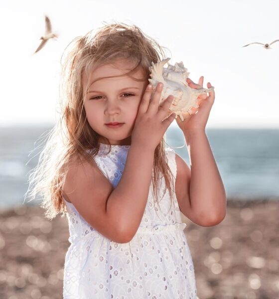 bambina conchiglia suono del mare