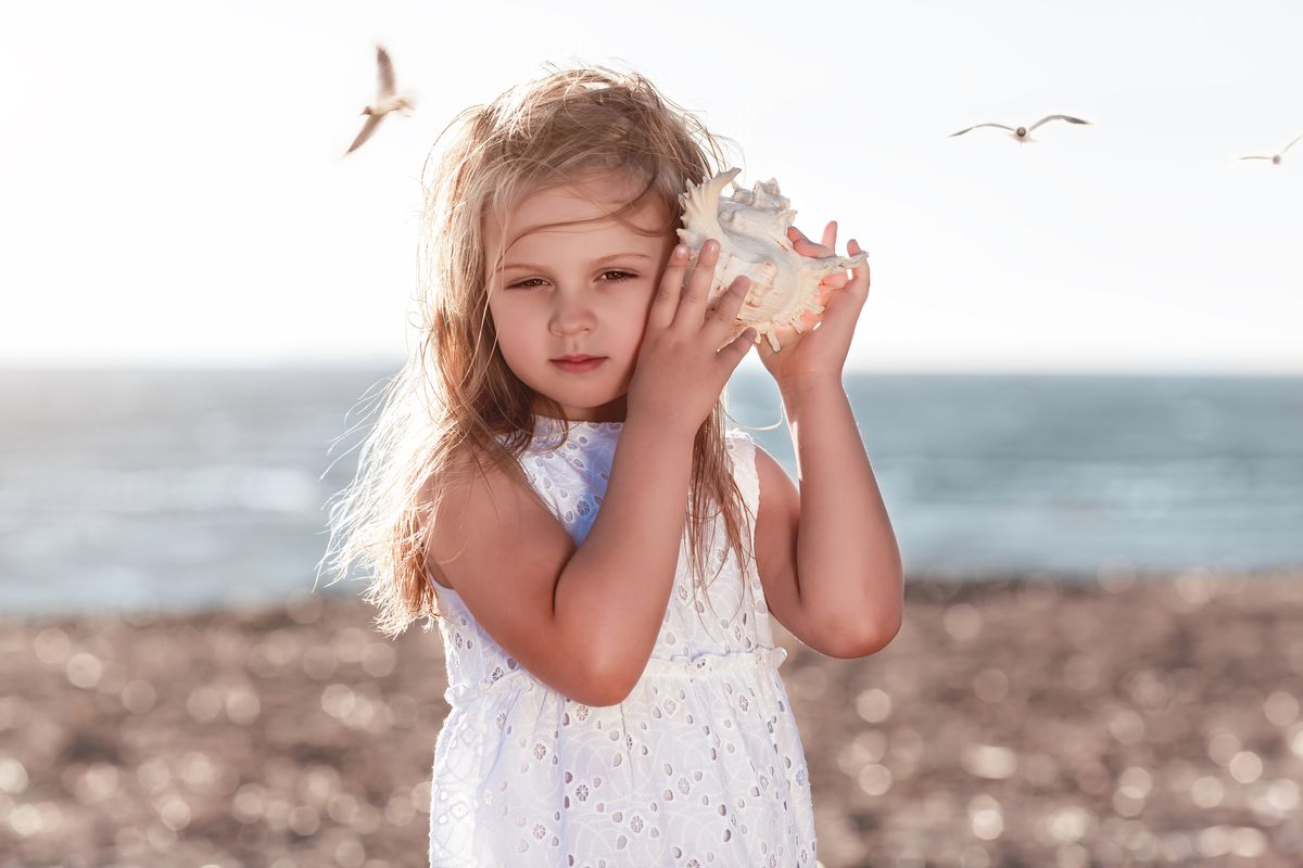 bambina conchiglia suono del mare