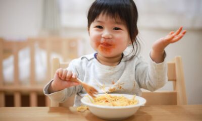 bambina mangia pasta al pomodoro