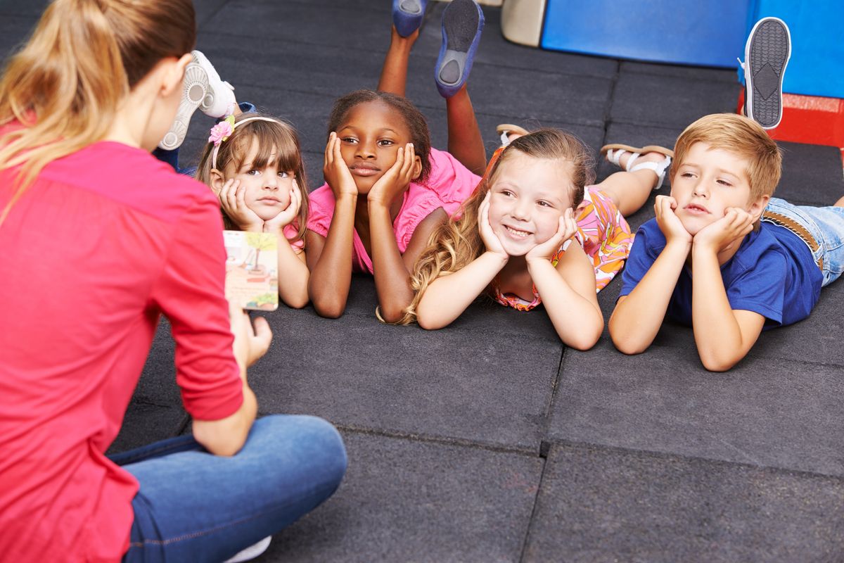 bambini che ascoltano storia maestra