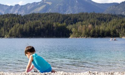 bambino in riva al lago