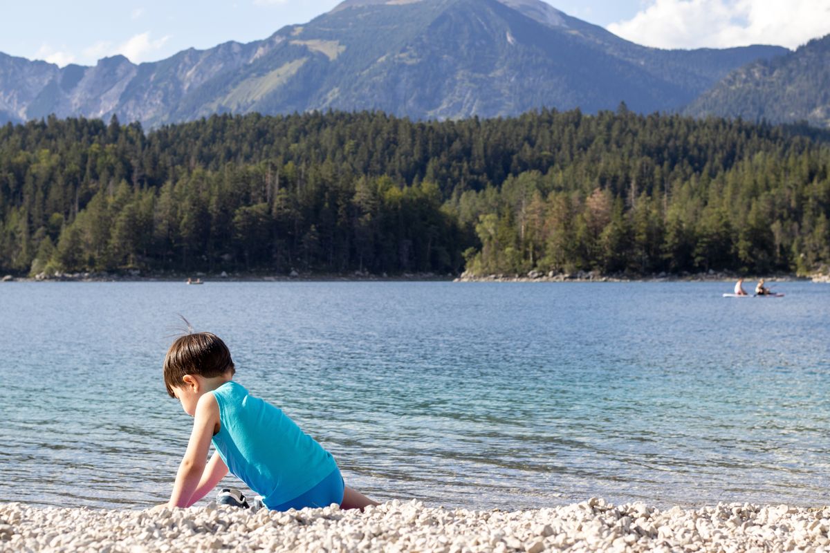 bambino in riva al lago