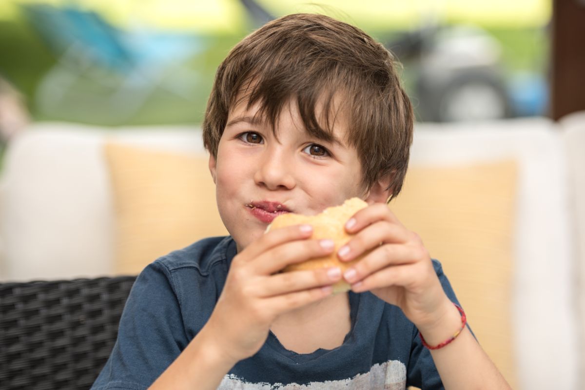 bambino mangia panino