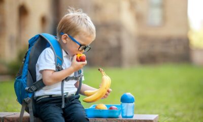 bambino fa merenda