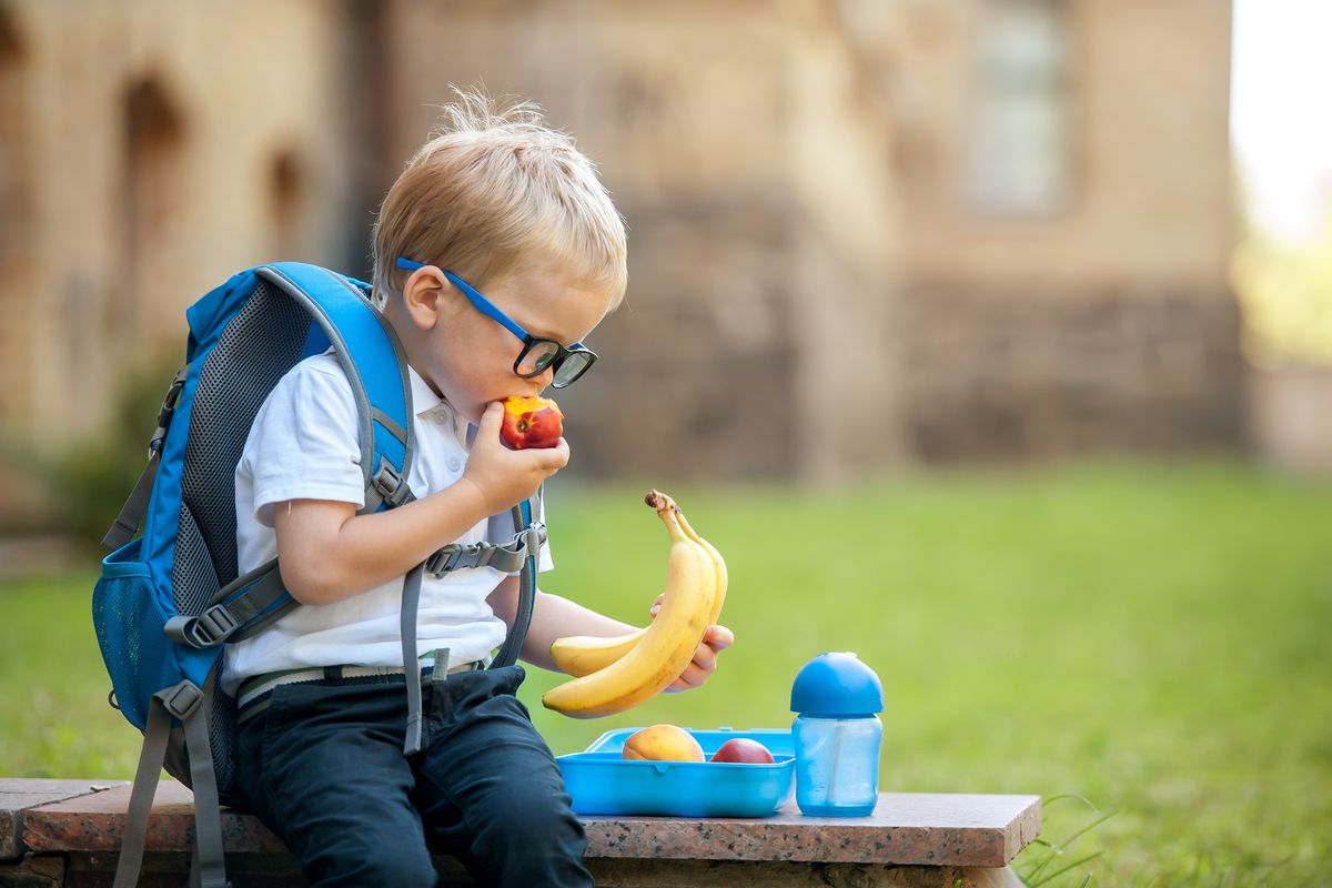 bambino fa merenda