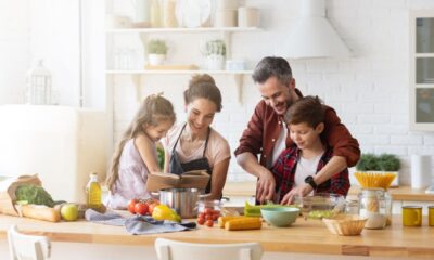 famiglia in cucina, cucinare