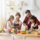 famiglia in cucina, cucinare