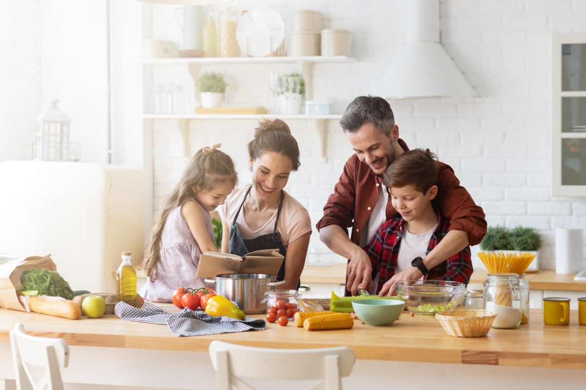 famiglia in cucina, cucinare