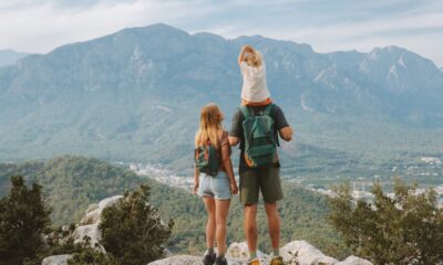 famiglia in montagna trekking