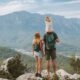 famiglia in montagna trekking