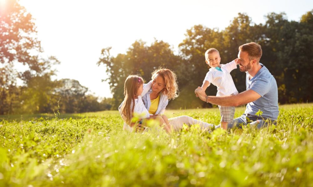 famiglia, tempo libero, giocare all'aperto