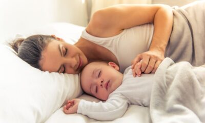 mamma dorme con neonato