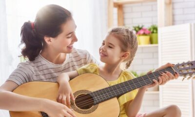 mamma e figlia suonano chitarra