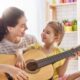 mamma e figlia suonano chitarra