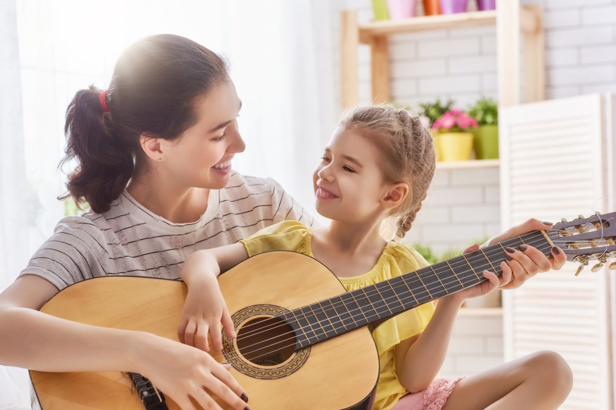 mamma e figlia suonano chitarra
