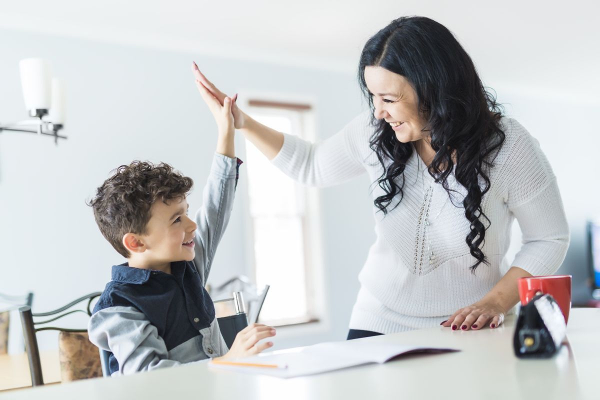 mamma incoraggia suo figlio