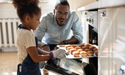 papà e figlia preparano cupcakes