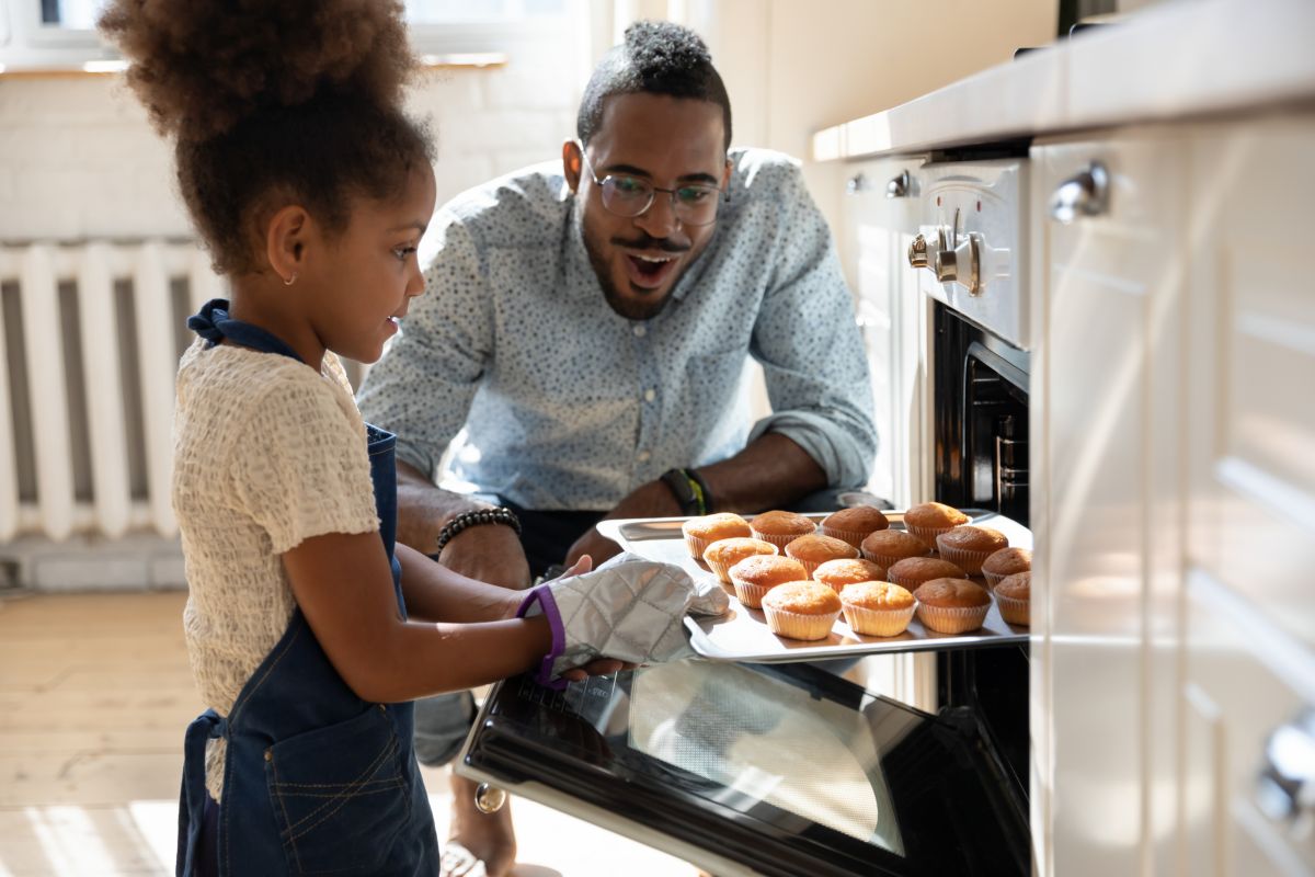 papà e figlia preparano cupcakes