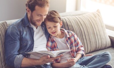 papà legge libro al figlio