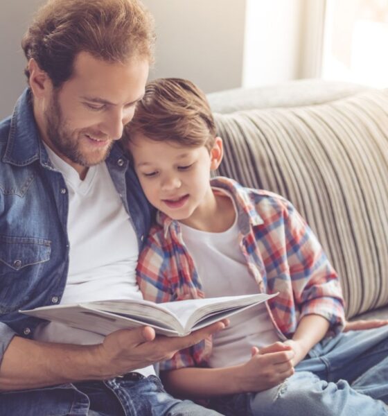 papà legge libro al figlio