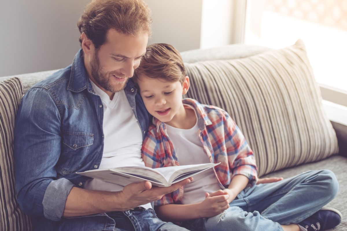 papà legge libro al figlio