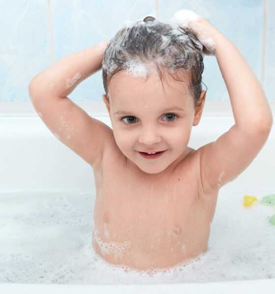 Bambino che si fa lo shampoo