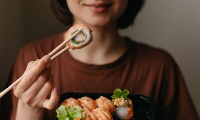 donna mangia sushi