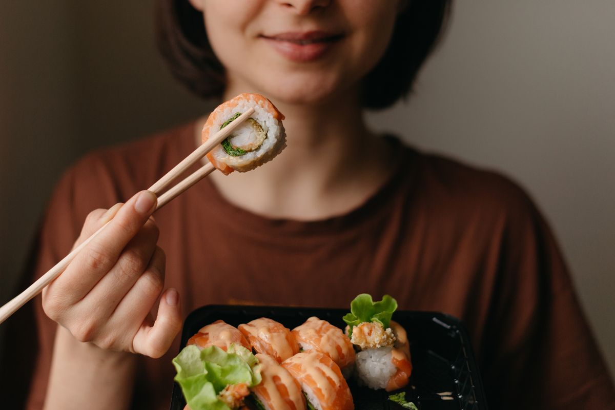 donna mangia sushi