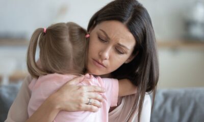 mamma abbraccia figlia, preoccupazione, protezione