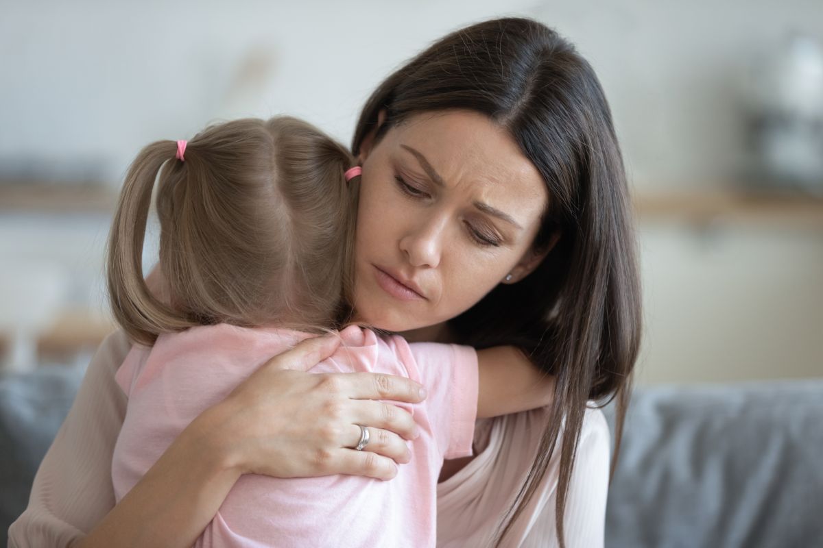 mamma abbraccia figlia, preoccupazione, protezione