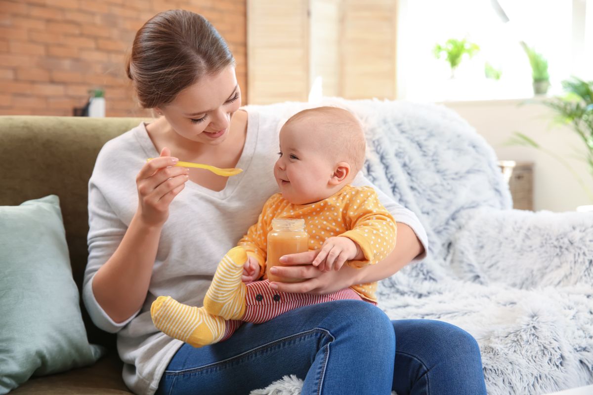 bambino, pappa, primo assaggio