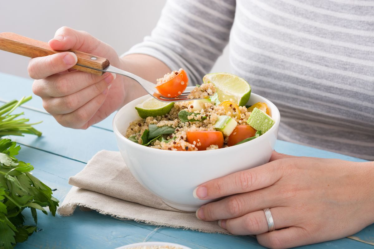 donna, insalata di quinoa